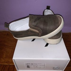 Freshly Picked Classic Slip on sneakers.